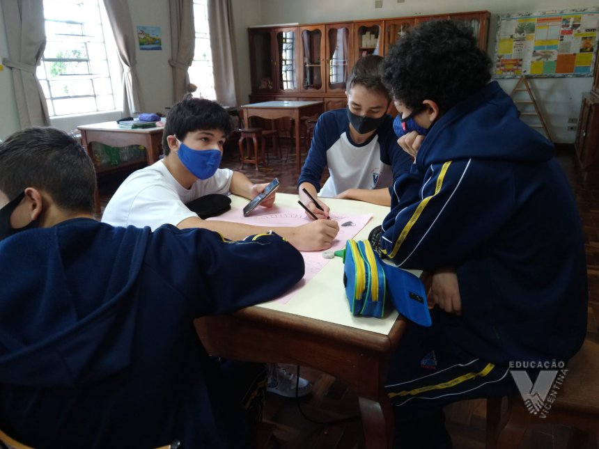 Rede Vicentina de Educação  Colégio Vicentino Santa Cruz - Galeria de  Fotos, Matemática com jogos de tabuleiro - 8º ano A e B